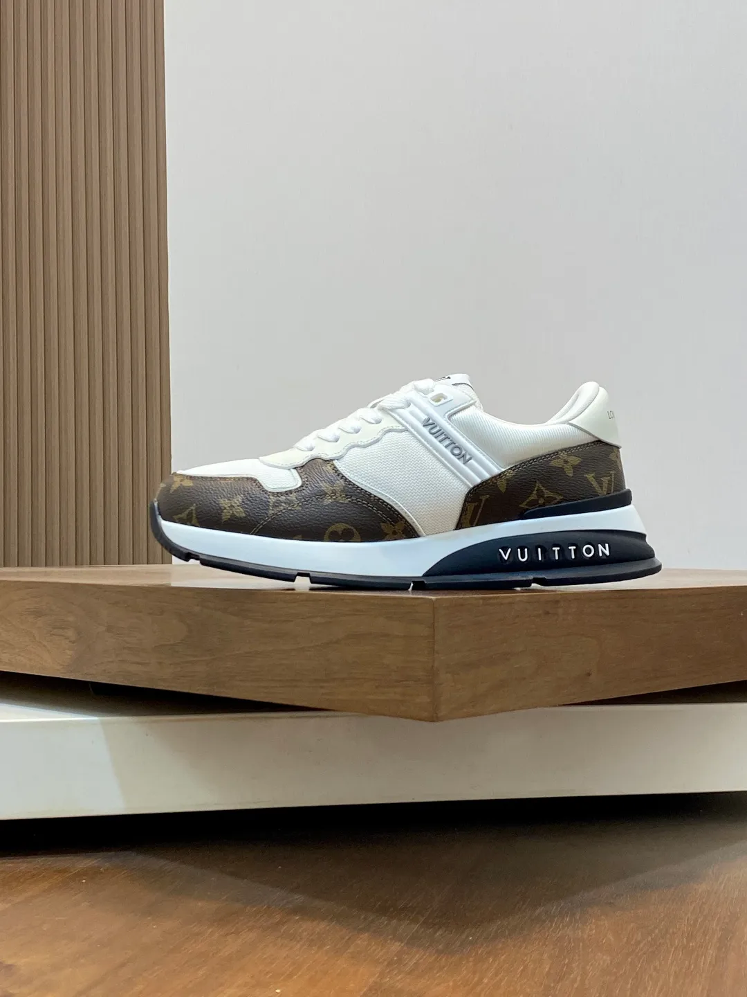 💰800 Lujia new color matching men's 🧍‍♂️trainer sneakers, this LV Trainer sneaker is made of soft grained calfskin and presents pure tones. The brand was born in 1854. The designer's handwritten brand logo is embellished on one side. Virgil Abloh designed it himself. It is a very commemorative sneaker. Brand new LV Louis Vuitton louis vuitton trainer sneaker low casual sports culture versatile basketball shoes Size: 39-44 (38, 45, 46 customized)
